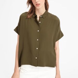 Everlane The Clean Silk Short-Sleeve Square Shirt in olive green